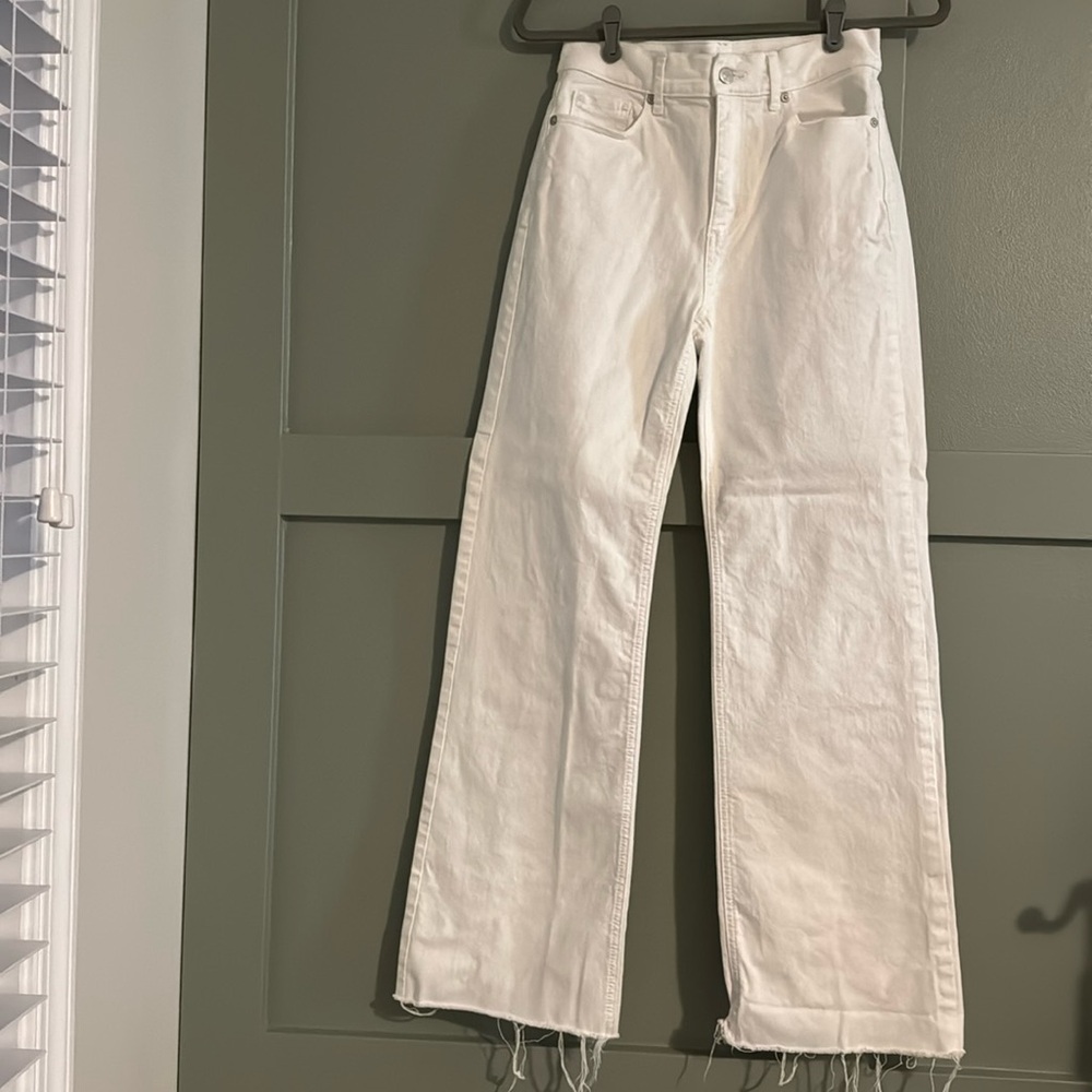 loft size 00 The wide leg white Jean with frayed bottoms